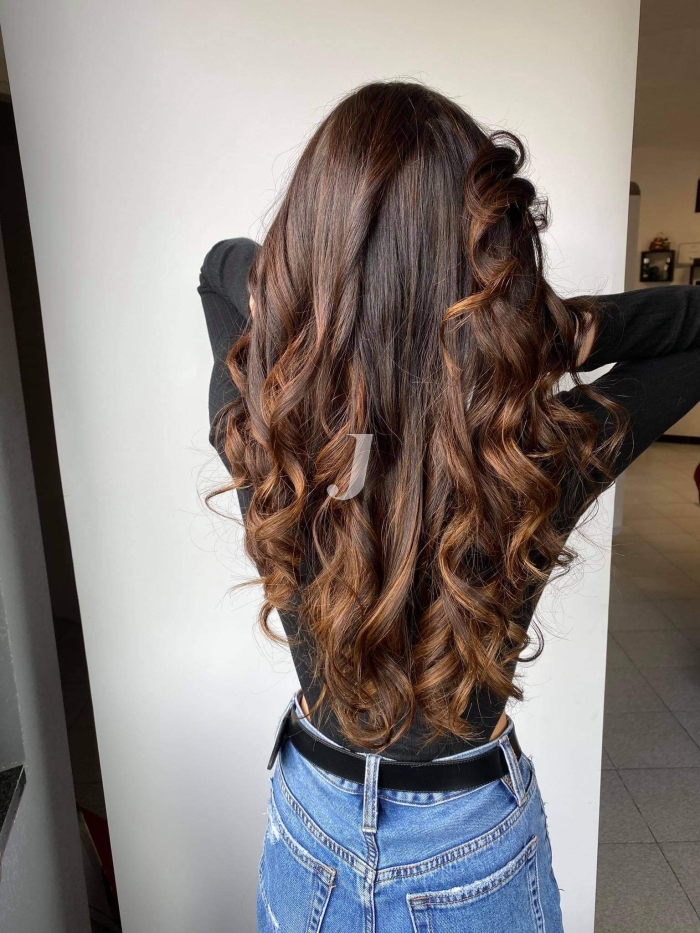 Foto di donna con capelli lunghi castano medio marrone