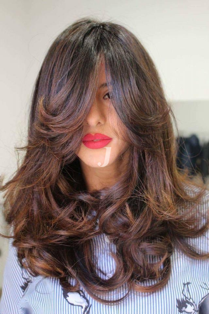 Foto di donna con capelli lunghi castano medio marrone