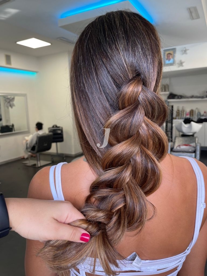 Foto di donna con capelli lunghi castano medio marrone