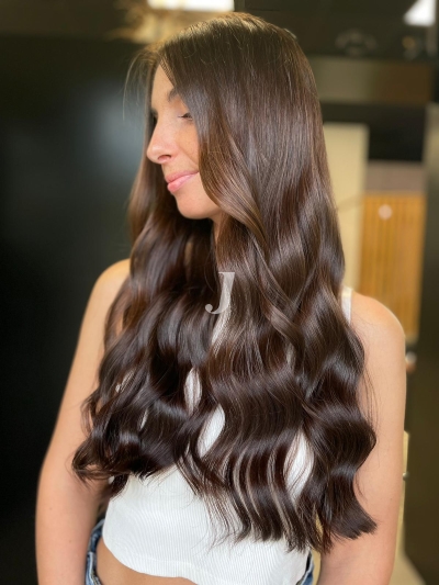 Foto di donna con capelli lunghi castano medio marrone