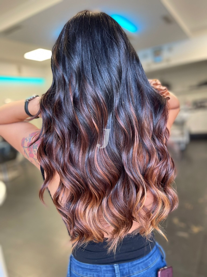 Foto di donna con capelli lunghi castano medio marrone