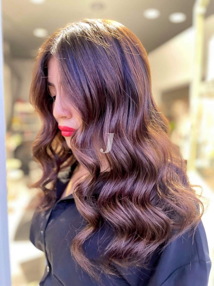 Foto di donna con capelli lunghi castano medio marrone