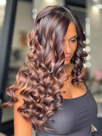 Foto di donna con capelli lunghi castano medio marrone