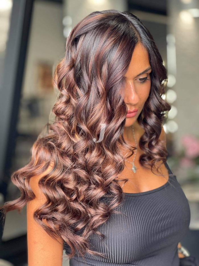 Foto di donna con capelli lunghi castano medio marrone