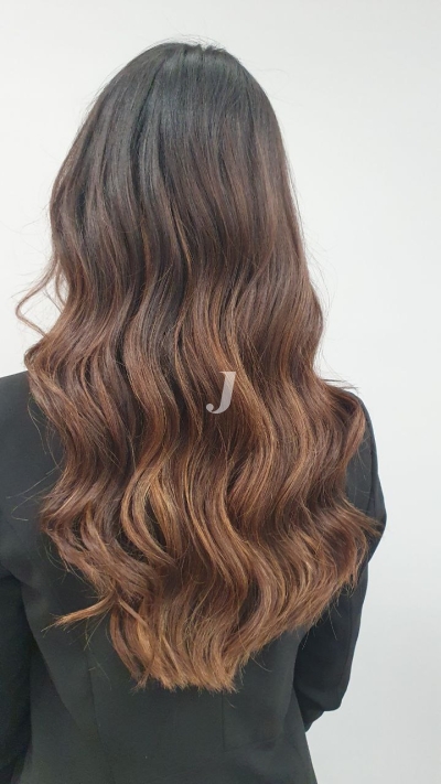 Foto di donna con capelli lunghi castano medio marrone