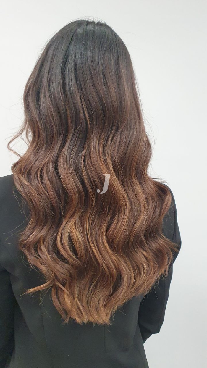 Foto di donna con capelli lunghi castano medio marrone