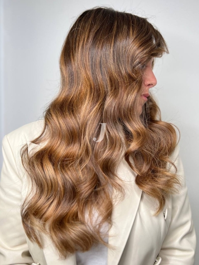 Foto di donna con capelli lunghi castano chiaro dorato