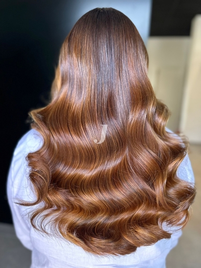 Foto di donna con capelli lunghi castano chiaro dorato