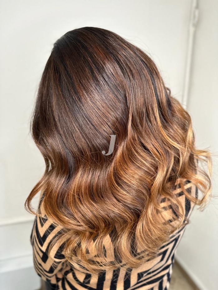 Foto di donna con capelli lunghi castano chiaro dorato