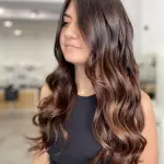 Foto di donna con capelli lunghi castano chiaro dorato