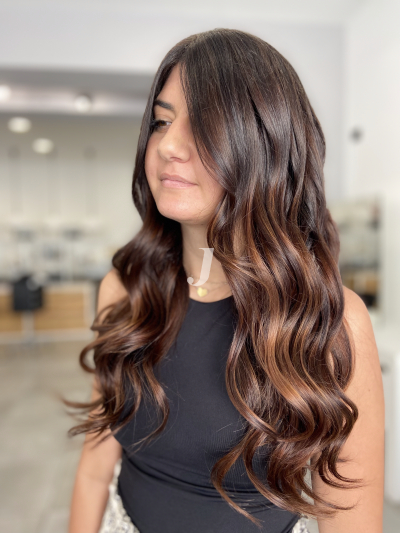 Foto di donna con capelli lunghi castano chiaro dorato