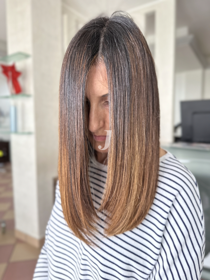 Foto di donna con capelli lunghi castano chiaro dorato