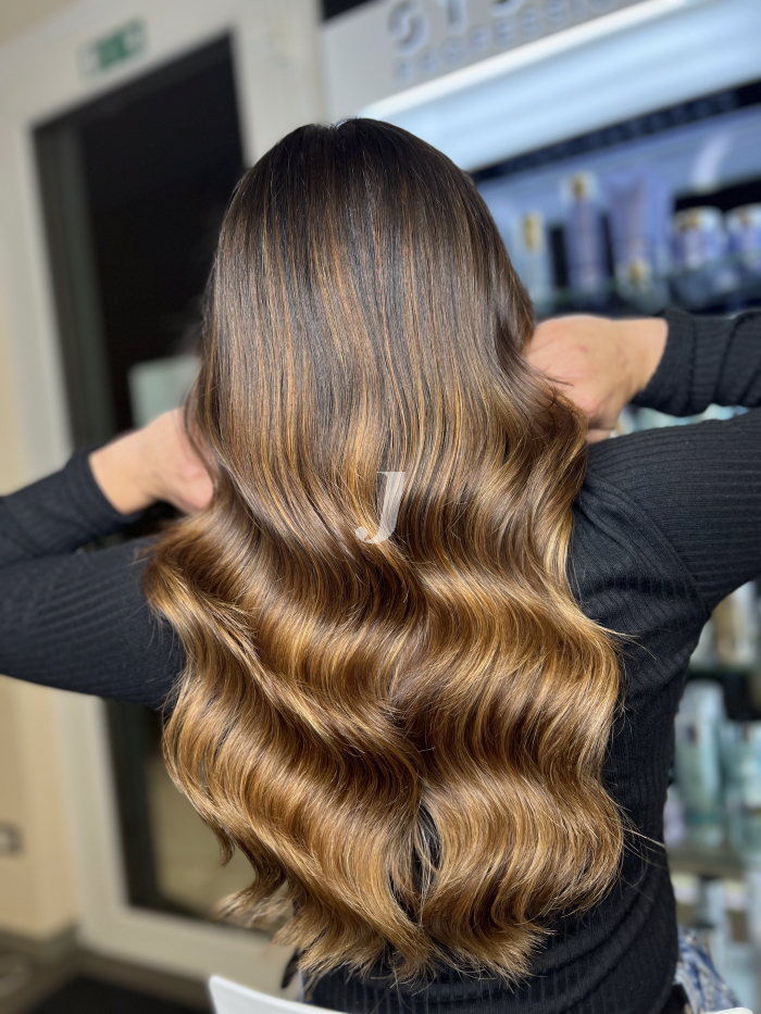 Foto di donna con capelli lunghi castano chiaro dorato