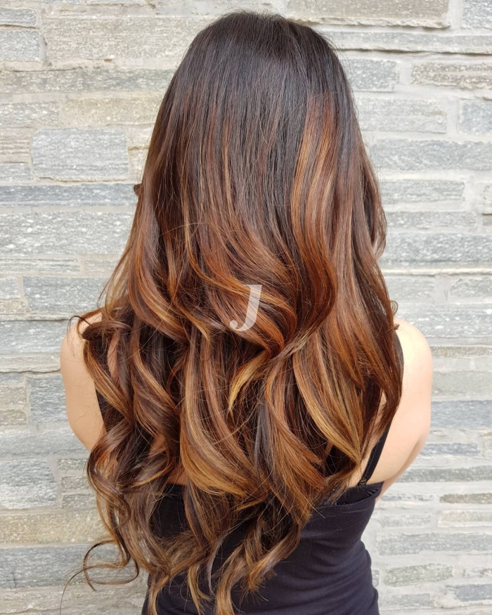 Foto di donna con capelli lunghi castano chiaro dorato