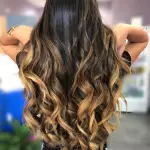 Foto di donna con capelli lunghi castano chiaro dorato