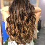 Foto di donna con capelli lunghi castano chiaro dorato