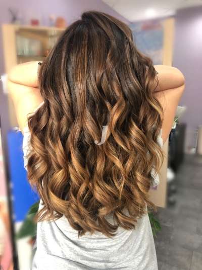 Foto di donna con capelli lunghi castano chiaro dorato