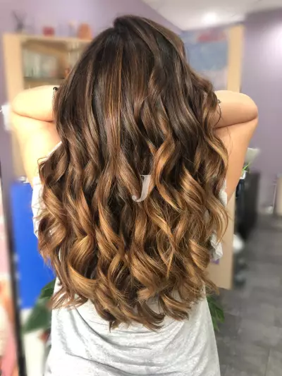 Foto di donna con capelli lunghi castano chiaro dorato