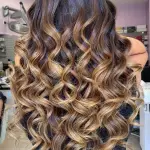 Foto di donna con capelli lunghi castano chiaro dorato