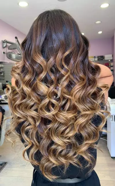 Foto di donna con capelli lunghi castano chiaro dorato