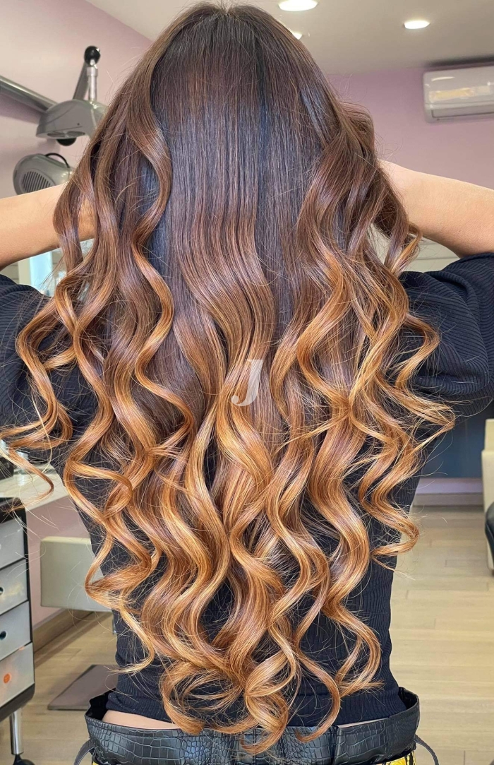 Foto di donna con capelli lunghi castano chiaro dorato