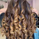 Foto di donna con capelli lunghi castano chiaro dorato