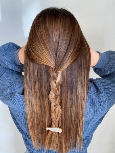 Foto di donna con capelli lunghi castano chiaro dorato