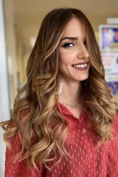 Foto di donna con capelli lunghi castano chiaro dorato