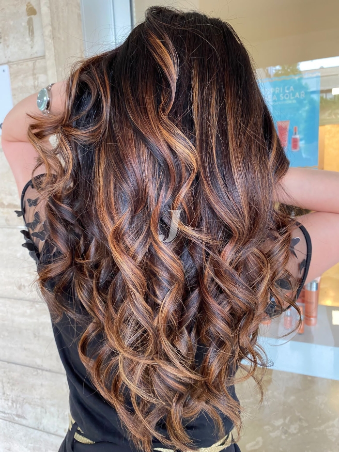 Foto di donna con capelli lunghi castano chiaro dorato