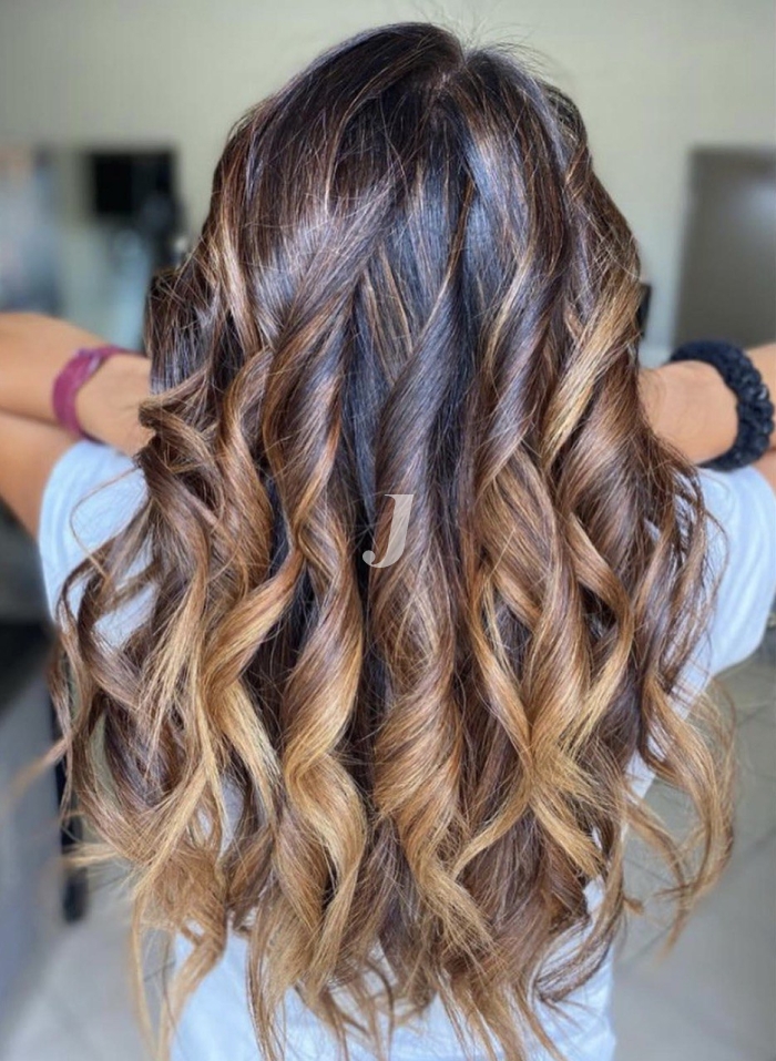 Foto di donna con capelli lunghi castano chiaro dorato