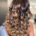 Foto di donna con capelli lunghi castano chiaro dorato