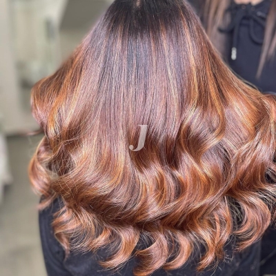 Foto di donna con capelli lunghi castano chiaro dorato