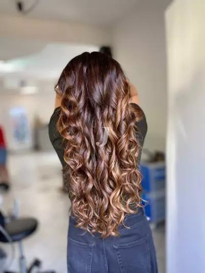 Foto di donna con capelli lunghi castano chiaro dorato