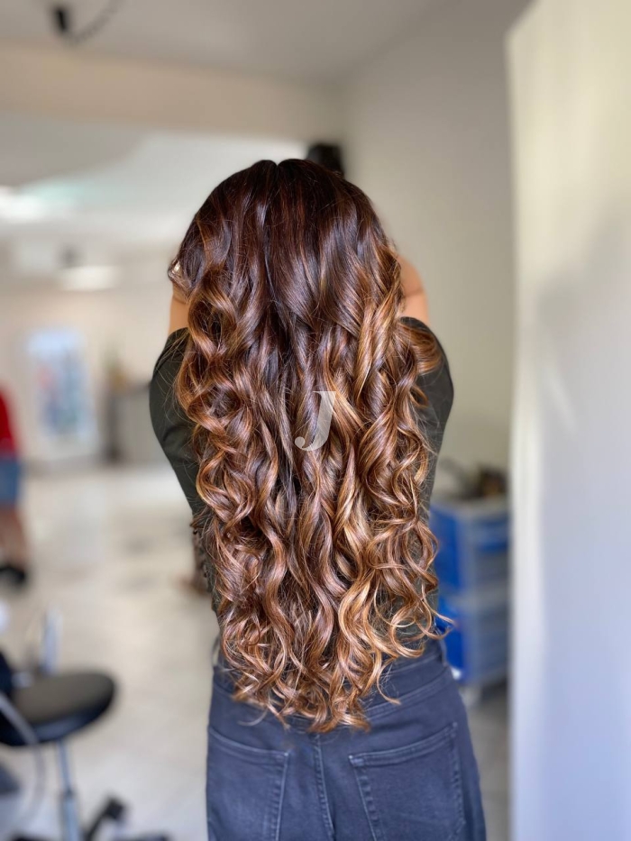 Foto di donna con capelli lunghi castano chiaro dorato