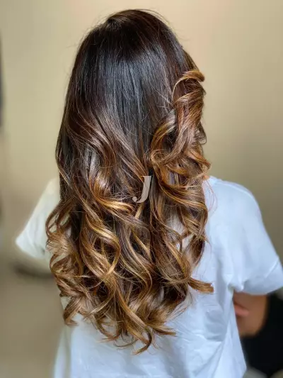 Foto di donna con capelli lunghi castano chiaro dorato