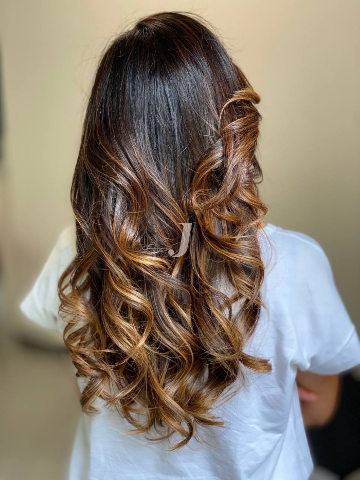 Foto di donna con capelli lunghi castano chiaro dorato