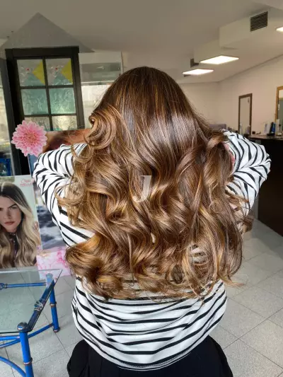 Foto di donna con capelli lunghi castano chiaro dorato