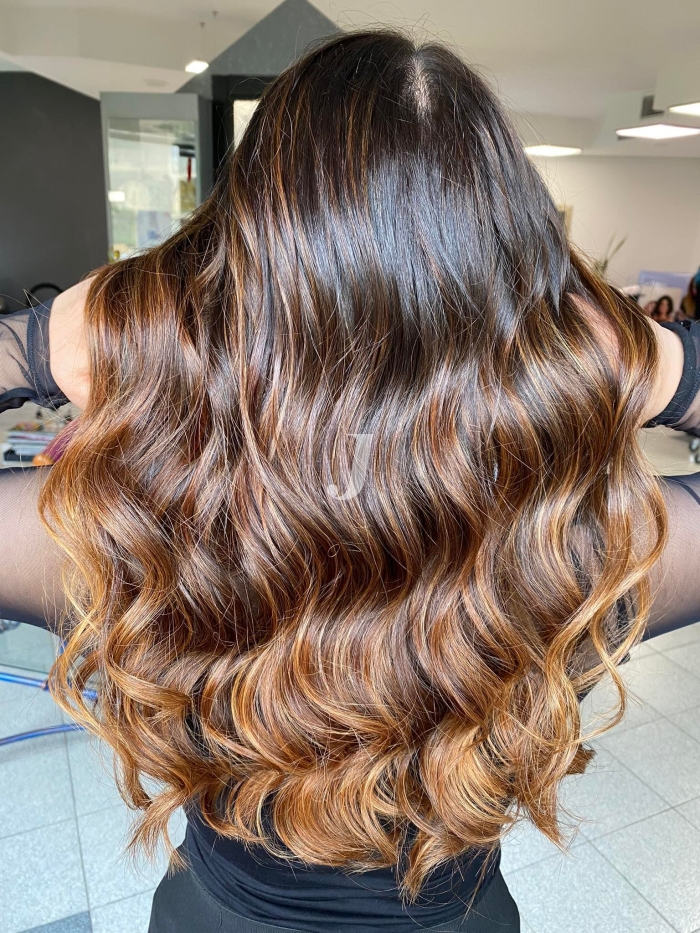 Foto di donna con capelli lunghi castano chiaro dorato