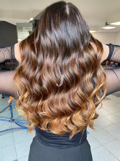 Foto di donna con capelli lunghi castano chiaro dorato