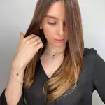 Foto di donna con capelli lunghi castano chiaro dorato