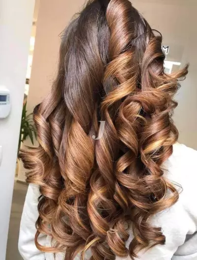 Foto di donna con capelli lunghi castano chiaro dorato