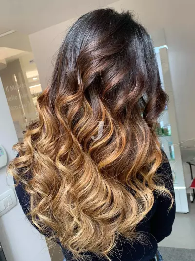 Foto di donna con capelli lunghi castano chiaro dorato