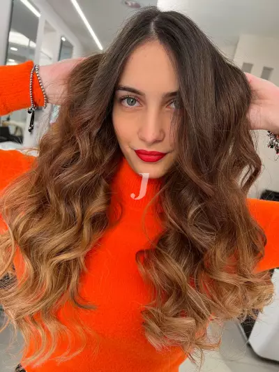 Foto di donna con capelli lunghi castano chiaro dorato