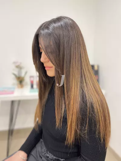 Foto di donna con capelli lunghi castano chiaro dorato