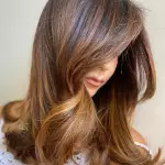 Foto di donna con capelli lunghi castano chiaro dorato