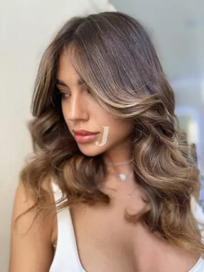 Foto di donna con capelli lunghi castano chiaro dorato