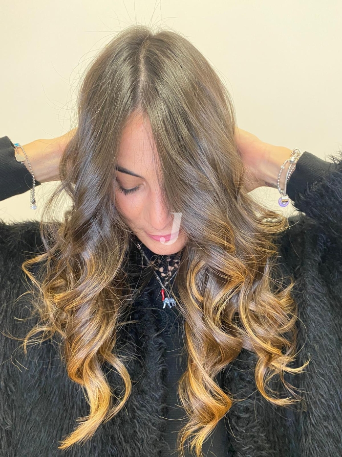 Foto di donna con capelli lunghi castano chiaro dorato