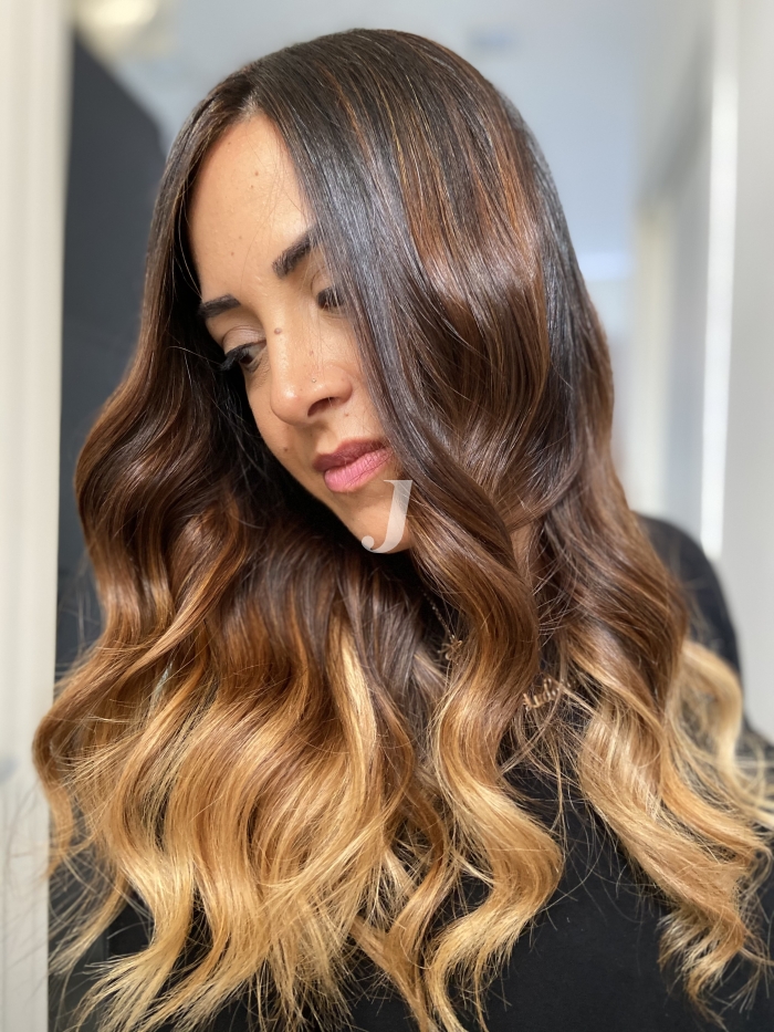 Foto di donna con capelli lunghi castano chiaro dorato