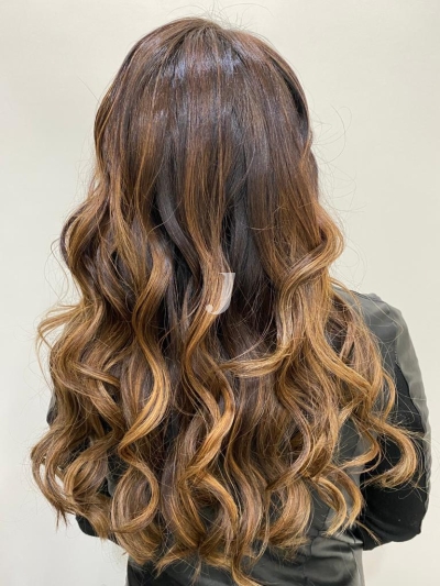 Foto di donna con capelli lunghi castano chiaro dorato