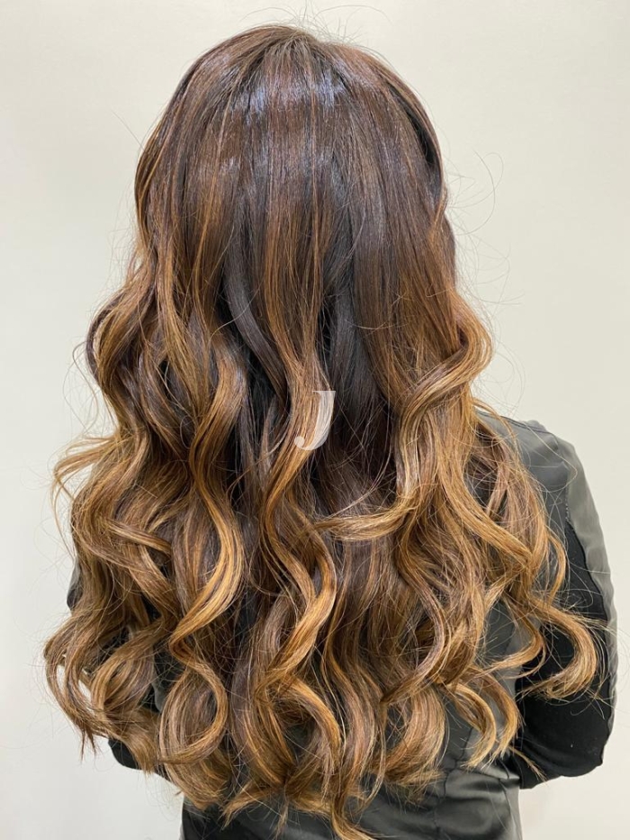 Foto di donna con capelli lunghi castano chiaro dorato